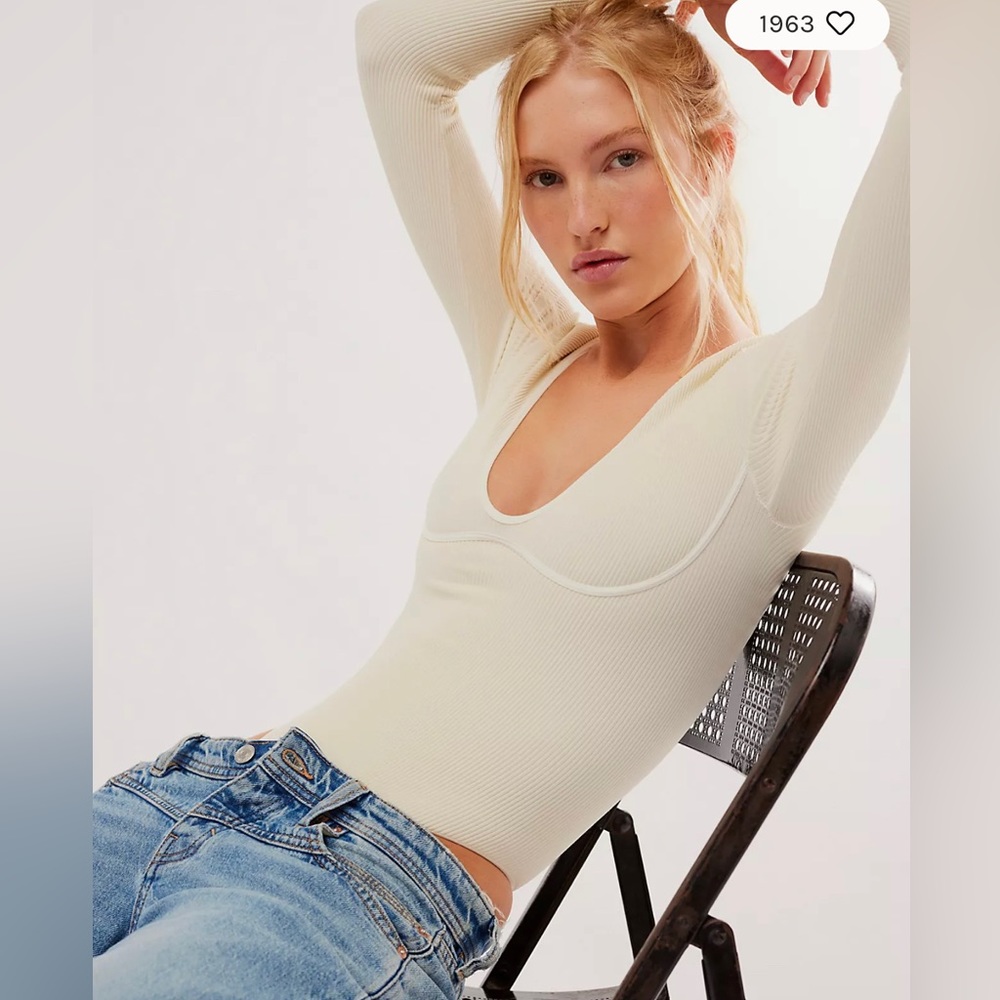 Free People Intimately Meg Seamless V-Neck Long-Sleeve Bodysuit in Ivory Sz M/L
